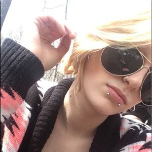 Meet your Posher, Cierra